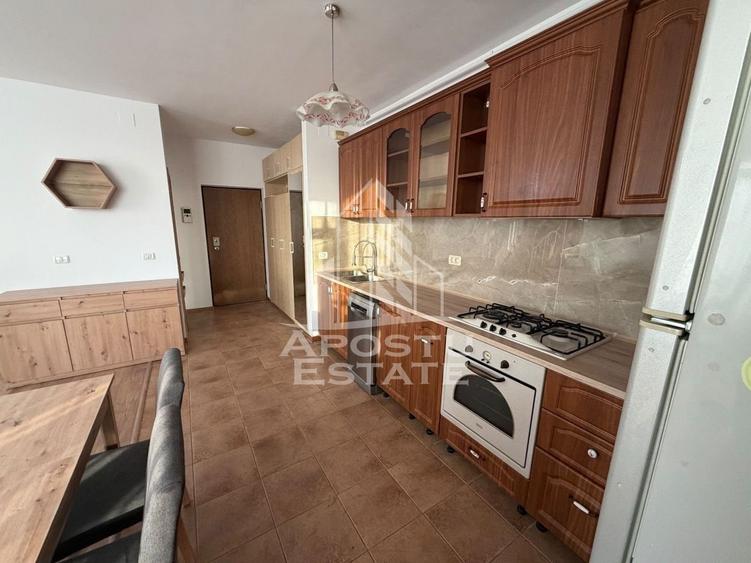 Apartament cu 3 camere semidecomandat, mobilat în Torontalului