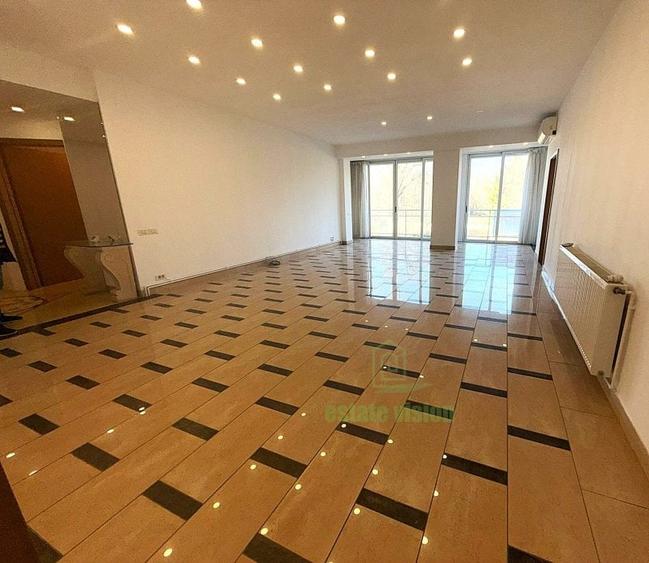 Apartament cu 5 camere semidecomandat în Primăverii