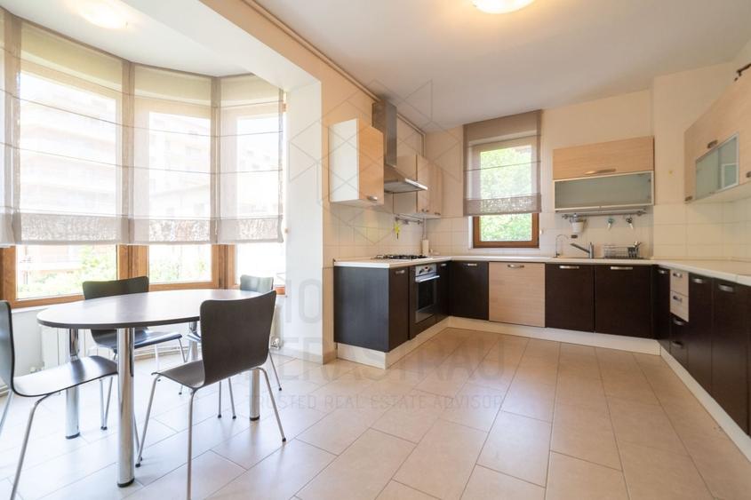 Apartament cu 4 camere decomandat, mobilat în Herăstrău