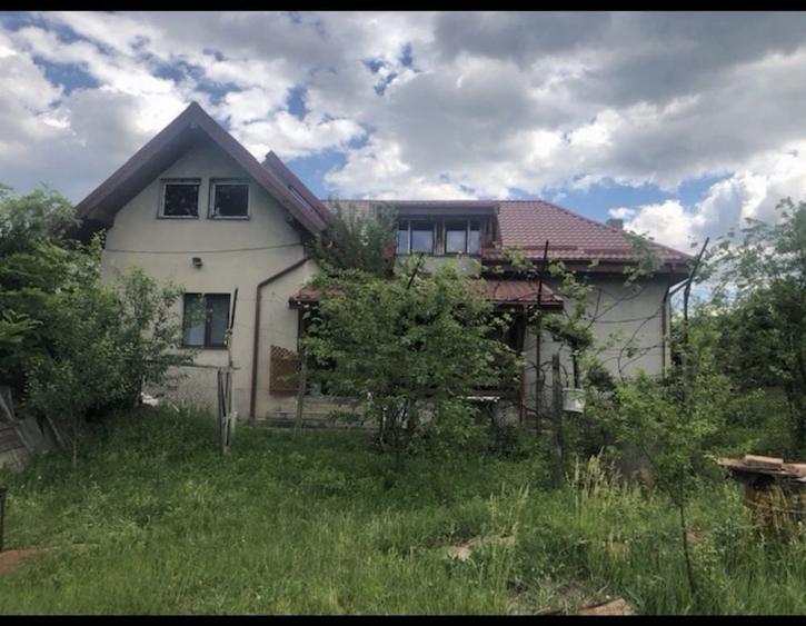 Casă cu 4 camere în Vânătorii Mici