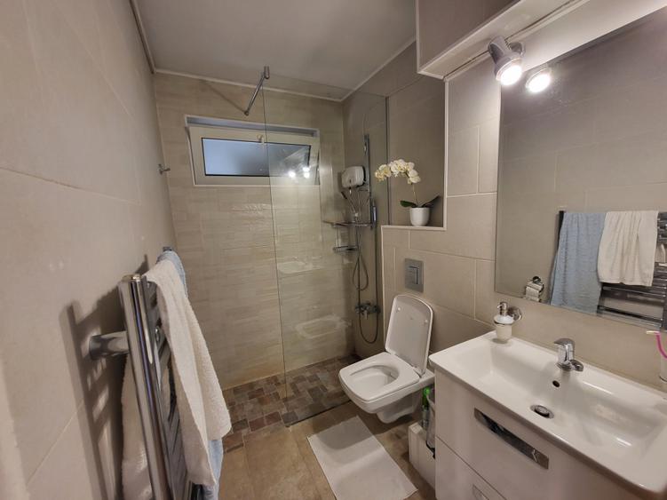 Apartament cu 3 camere semidecomandat în Iancului