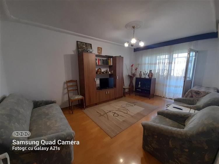 Apartament cu 3 camere decomandat în Malu Roșu