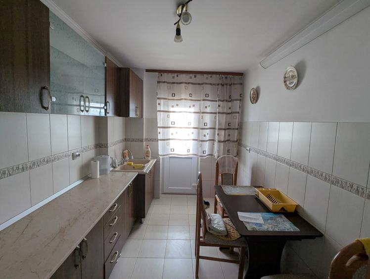 Inchiriez camera in apartament cu 3 camere, centru, langa UMF - 6