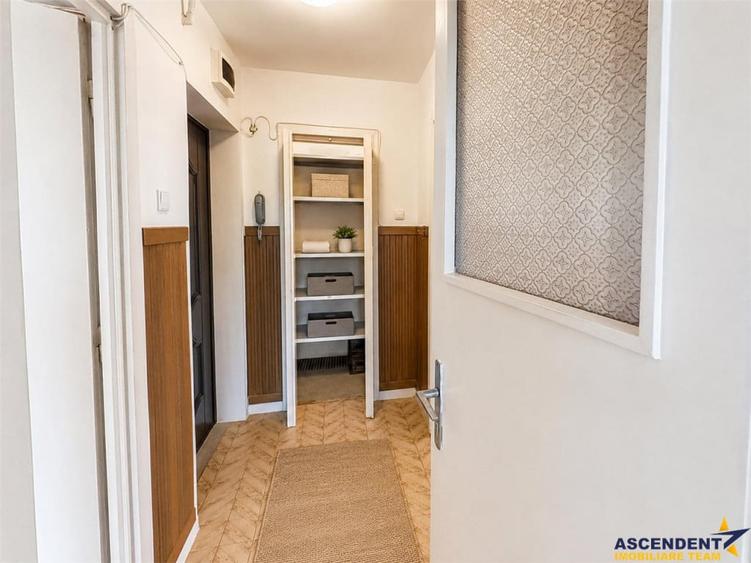 Apartament cu 3 camere decomandat în Cornișa