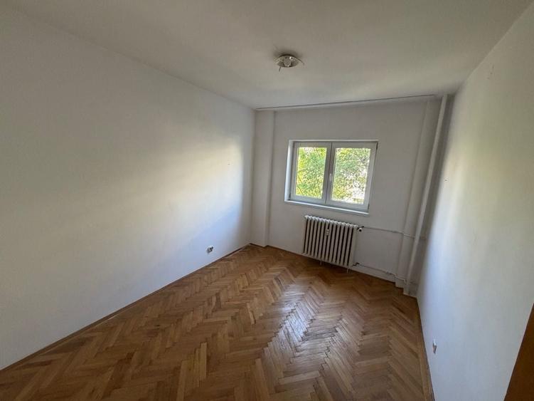 Apartament cu 4 camere decomandat, mobilat în Crângași