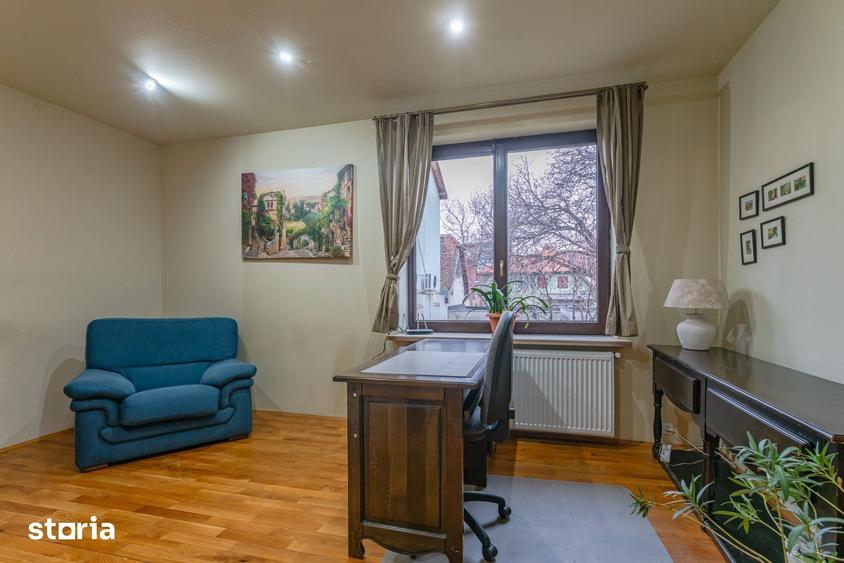 Casă cu 7 camere cu Teren 280 Mp în Central