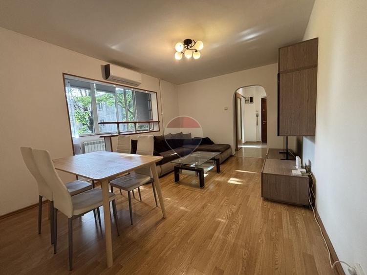Apartament cu 3 camere semidecomandat, mobilat în Apusului
