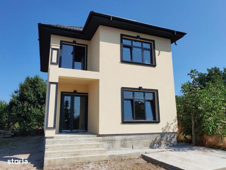 Casă cu 4 camere în Lumina