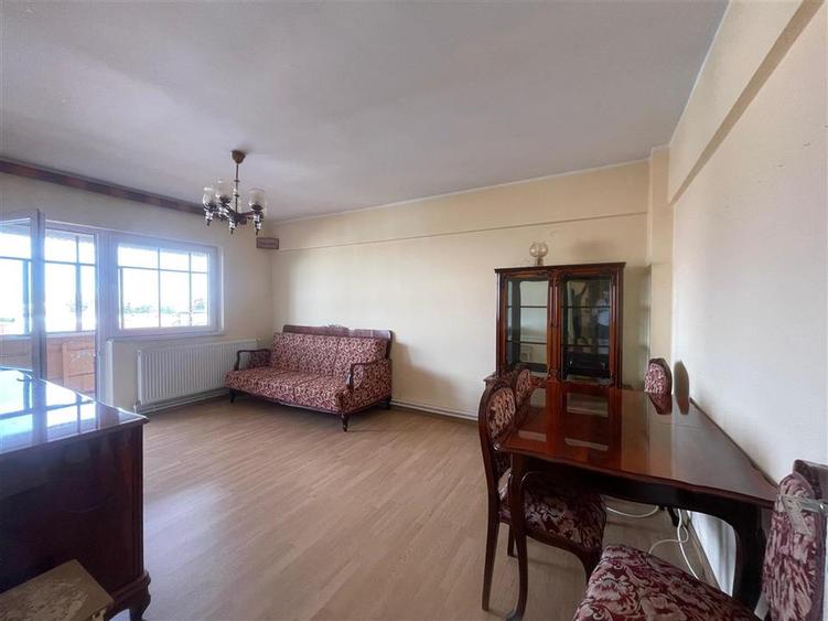 Apartament cu 4 camere decomandat în Central