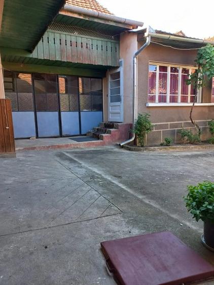 Casă cu 6 camere cu Teren 730 Mp în Lăpușnicu Mare