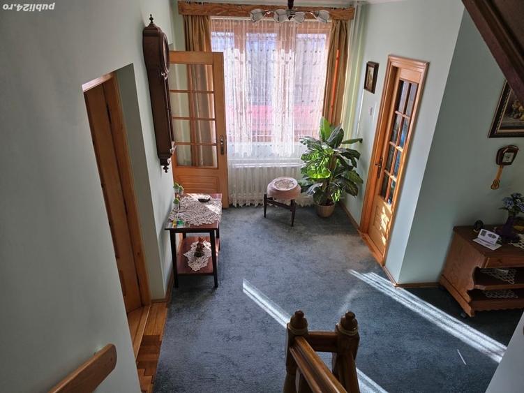 Casă cu 6 camere în Roman