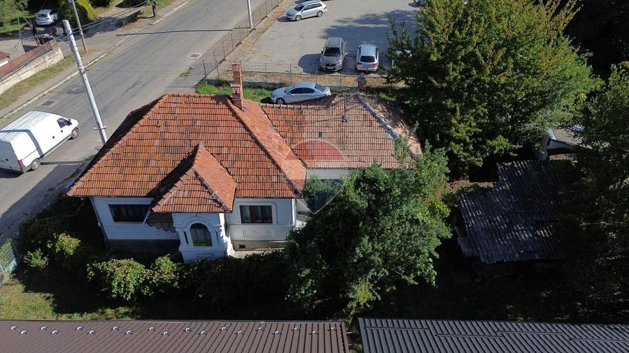 Casă individuală cu 6 camere cu Teren 433 Mp în Sud