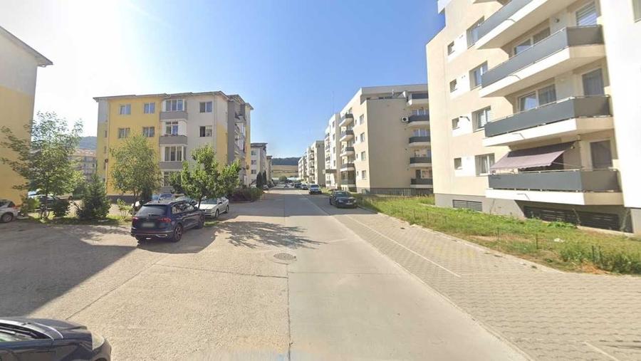 Apartament cu 3 camere semidecomandat în Florești