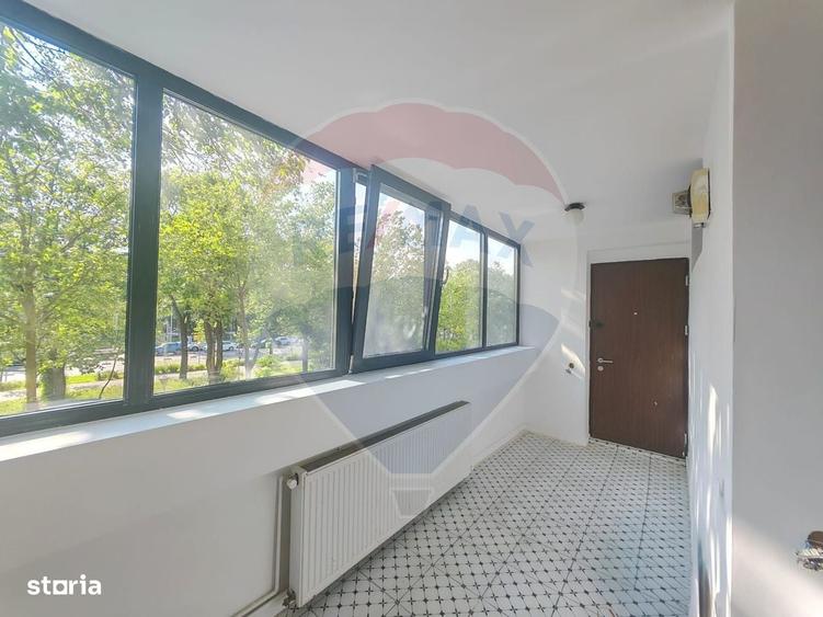 Apartament cu 3 camere semidecomandat în Aviatorilor