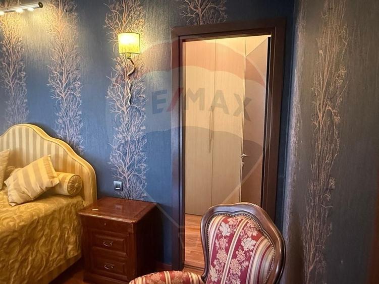 Apartament cu 4 camere semidecomandat, mobilat în Nordului
