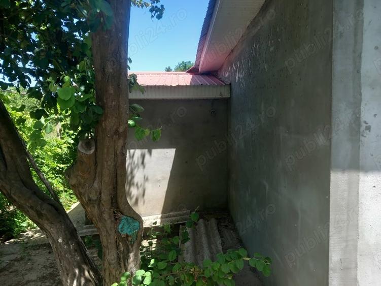 Casă cu 2 camere cu Teren 2700 Mp în Făcăeni