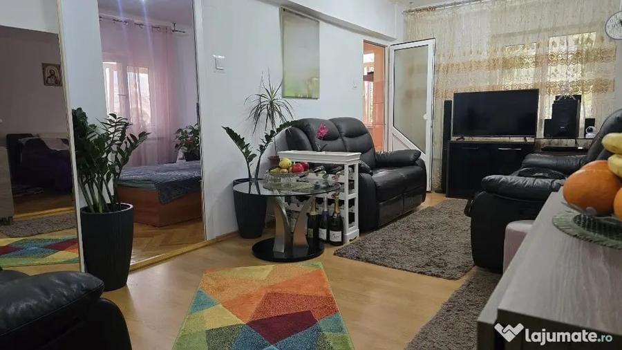 Apartament cu 3 camere decomandat în Decebal