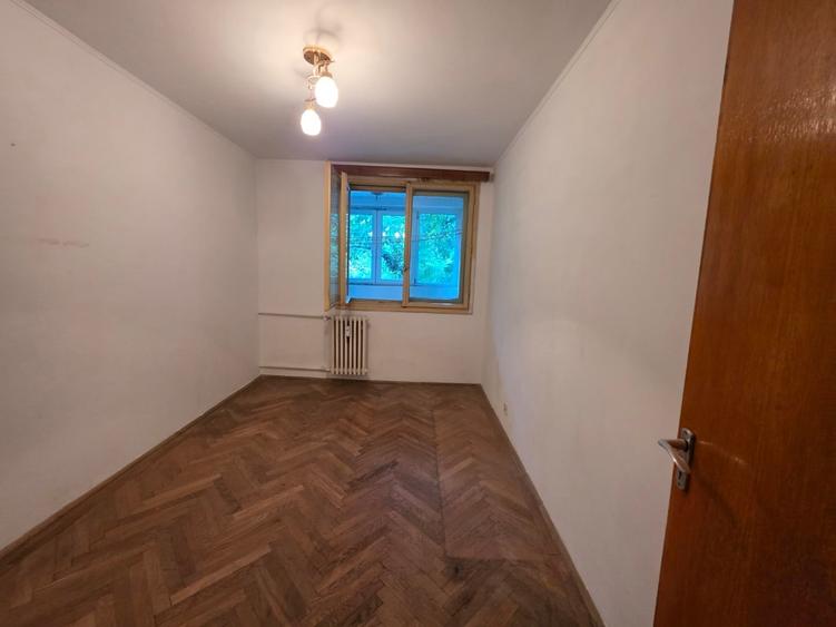 Apartament cu 4 camere semidecomandat în Titan
