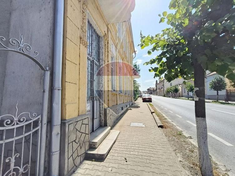 Casă individuală cu 18 camere cu Teren 666 Mp în Central