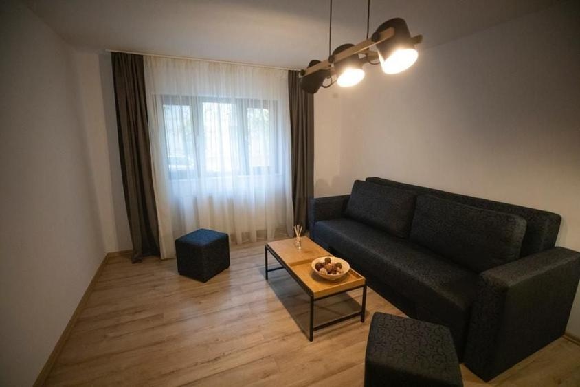 Apartament cu 3 camere decomandat în Spitalul Județean