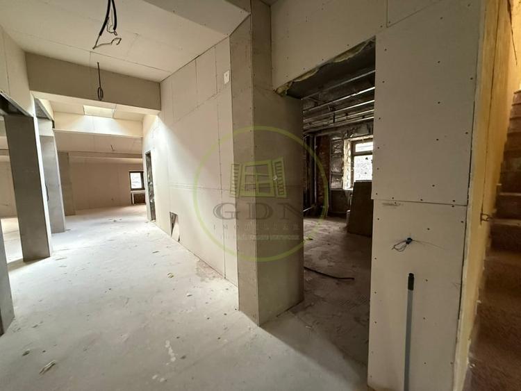 Spațiu comercial, de 435.16000366211 mp, în Central