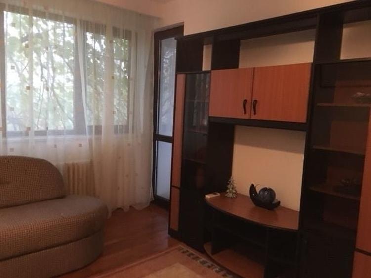 Apartament cu 3 camere semidecomandat în Crângași