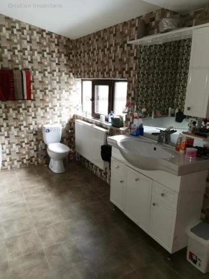 Casă cu 5 camere cu Canalizare în Central