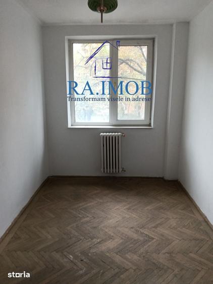 Apartament cu 3 camere semidecomandat în Republicii