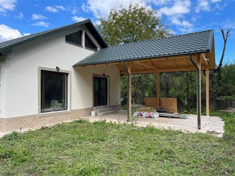 Casă individuală cu 4 camere cu Teren 8000 Mp în Câmpuri