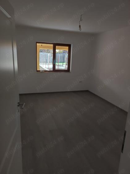 Casă cu 5 camere în Dumbrăvița