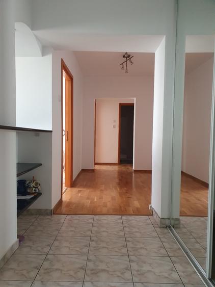 Apartament cu 3 camere decomandat în Obor