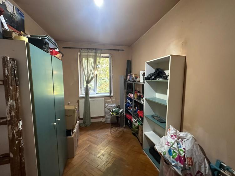 Apartament cu 3 camere semidecomandat în Bucureștii Noi