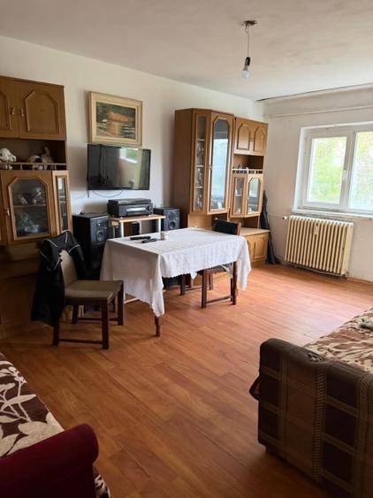 Apartament cu 3 camere decomandat în Cornitoiu