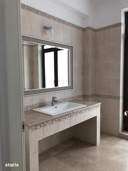 Casă cu 6 camere cu Teren 400 Mp în Central