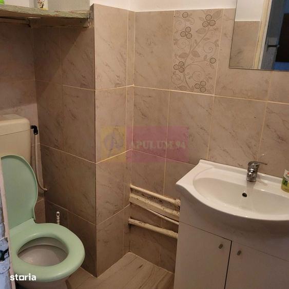 Apartament cu 3 camere semidecomandat în Rahova