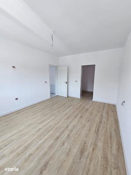 Casă cu 4 camere cu Teren 322 Mp în Romanești