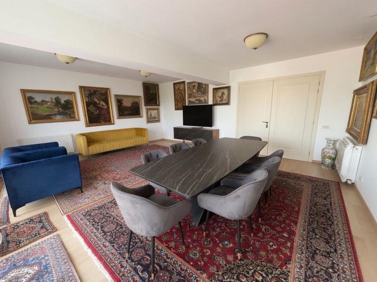 Penthouse cu 5 camere semidecomandat în Timpuri Noi