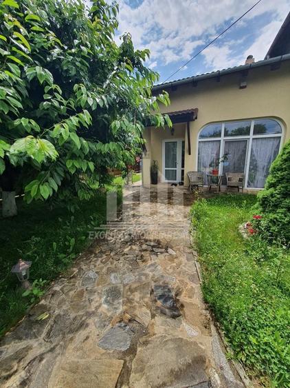 Casă individuală cu 4 camere cu Canalizare în Cetate