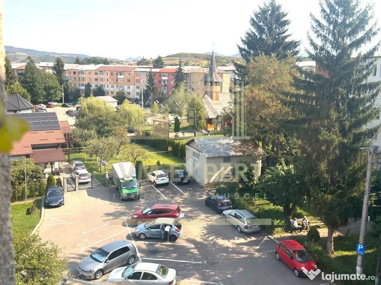 Apartament cu 3 camere semidecomandat în Central