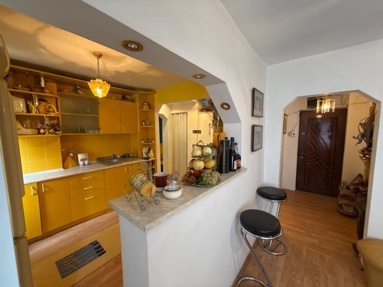 Apartament cu 5 camere semidecomandat, mobilat în Central