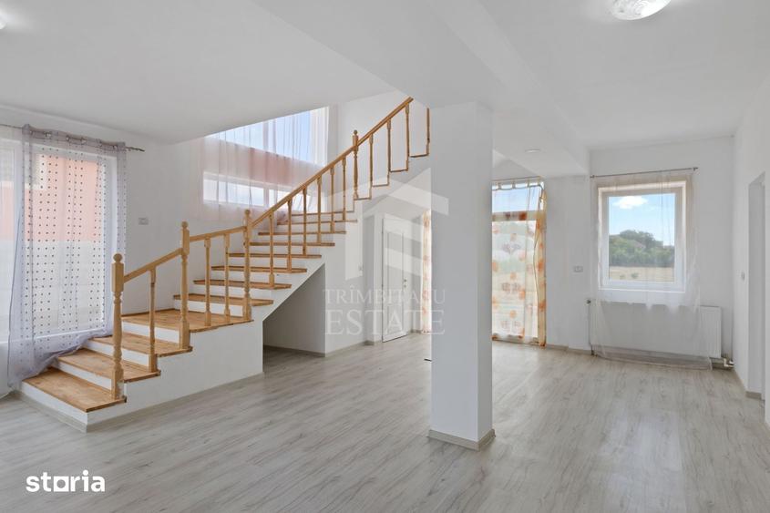 Casă cu 8 camere cu Teren 1446 Mp în Livada