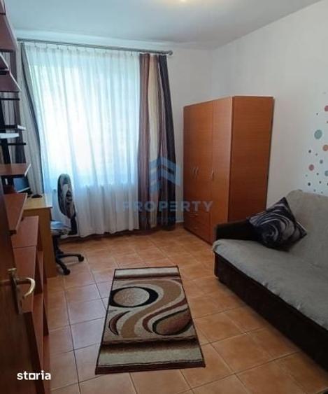 Apartament cu 3 camere semidecomandat în Tei