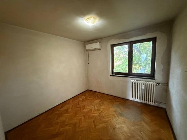 Apartament cu 4 camere semidecomandat în Titan