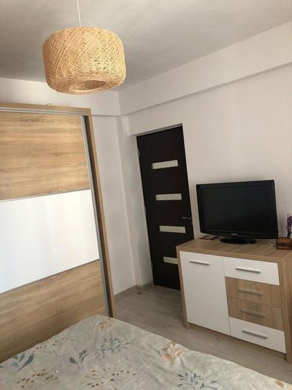 Apartament cu 3 camere semidecomandat în Pielești