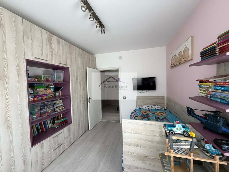 Apartament cu 3 camere decomandat în Europa