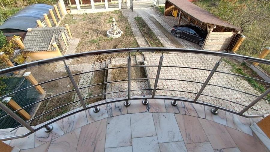Casă individuală cu 6 camere cu Canalizare în Est