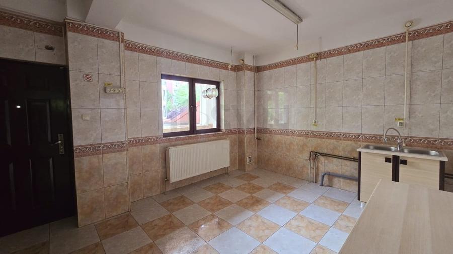 Casă individuală cu 10 camere cu Canalizare în 13 Septembrie
