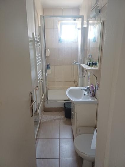 Apartament cu 2 camere semidecomandat în Craiovița Nouă