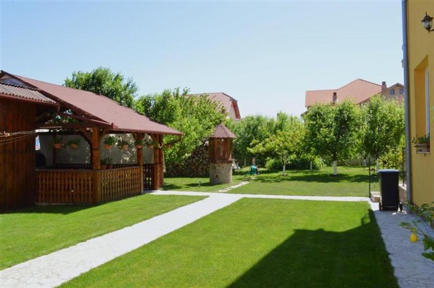 Casă cu 11 camere cu Canalizare în Sânmartin