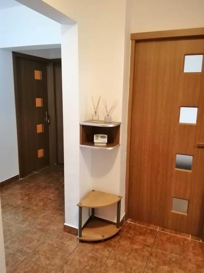 Apartament cu 3 camere decomandat în Cornișa